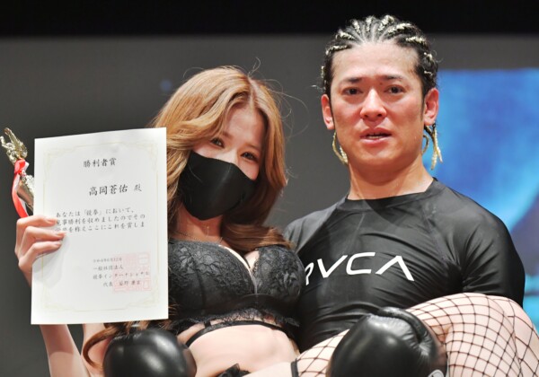 元俳優の高岡が格闘家デビューを白星で飾った。試合後にはリング上でラウンドガールをお姫様だっこするサービス(写真・有田徹）