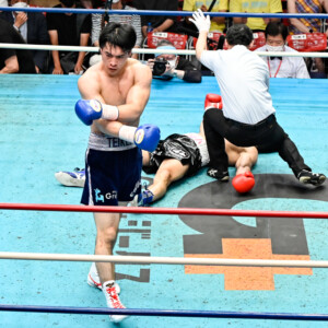 赤井英五郎の右アッパーが炸裂。TKO勝利で東日本新人王の初戦を突破(写真・山口裕朗）