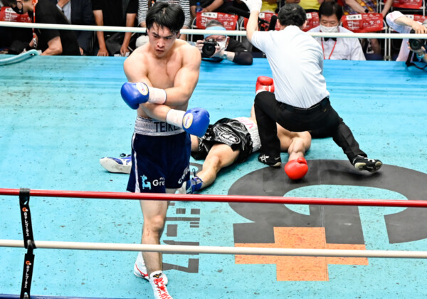 赤井英五郎の右アッパーが炸裂。TKO勝利で東日本新人王の初戦を突破(写真・山口裕朗）