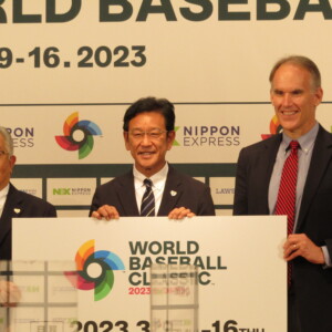 来年3月に開催されるWBCの日程が発表された。左から斉藤コミッショナー、栗山監督、WBCInc.プレジデントのジム・スモール