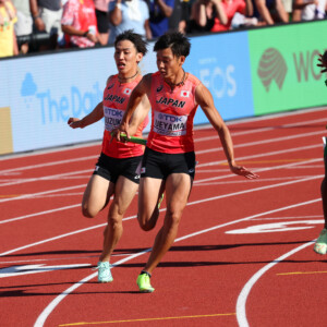 オレゴン世界陸上の4×100mリレーで2走・鈴木涼太(左）と3走・上山紘輝（右）の間でバトンミスが起き、失格で予選敗退となった（写真：長田洋平/アフロスポーツ）