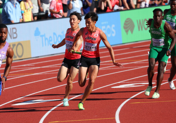 オレゴン世界陸上の4×100mリレーで2走・鈴木涼太(左）と3走・上山紘輝（右）の間でバトンミスが起き、失格で予選敗退となった（写真：長田洋平/アフロスポーツ）