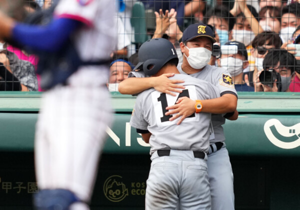 仙台育英の須江監督は7回に勝負を決める満塁弾を放った岩崎をベンチ前で抱きしめた(写真・日刊スポーツ/アフロ）