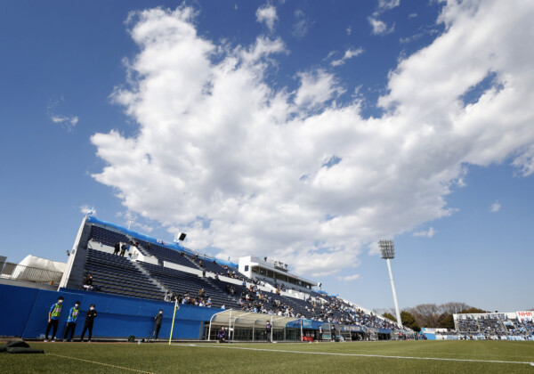 横浜FCの本拠地であるニッパツ三ツ沢球技場は老朽化が問題となっている(写真・アフロ）