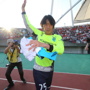 J2熊本戦で“現役ラストマッチ”を終えた横浜FC中村俊輔がサポーターの声援に応える(写真・スポニチ/アフロ）