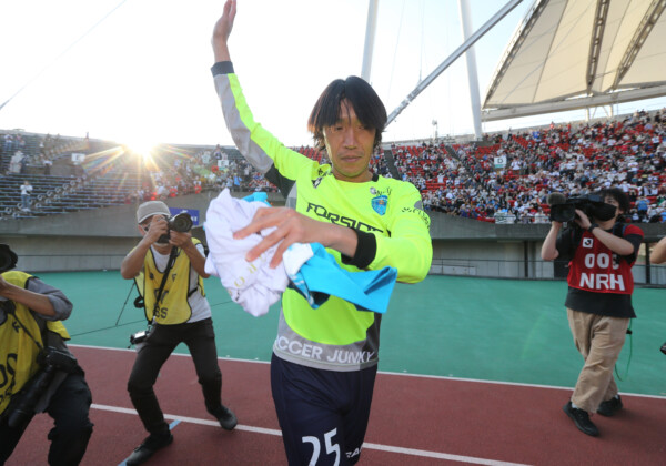 J2熊本戦で“現役ラストマッチ”を終えた横浜FC中村俊輔がサポーターの声援に応える(写真・スポニチ/アフロ）