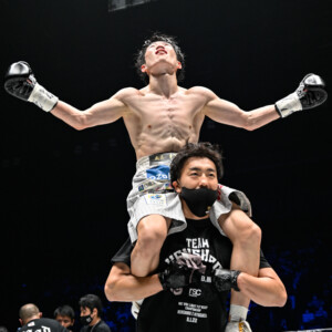 WBC＆WBAのベルトを統一した寺地拳四朗は加藤トレーナーに肩車されて歓喜の表情（写真・山口裕朗）