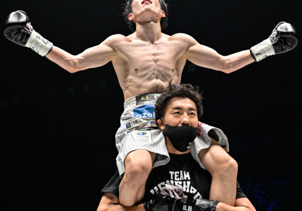 WBC＆WBAのベルトを統一した寺地拳四朗は加藤トレーナーに肩車されて歓喜の表情（写真・山口裕朗）