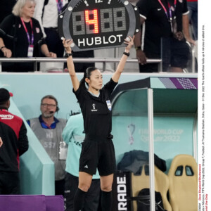 W杯で審判デビューした山下良美さんがカナダ対モロッコ戦で第4審判としてアディショナルタイムを示す（写真：REX/アフロ）