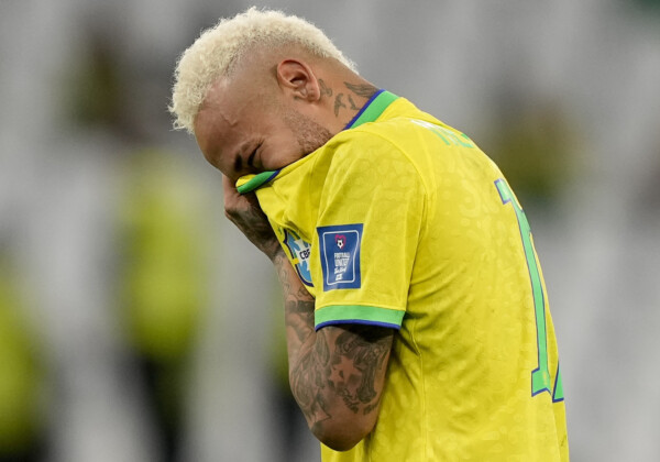 クロアチアにPK戦で敗れたブラジルのネイマールが号泣。代表引退問題を聞かれ「正直わからない」（写真・AP/アフロ）