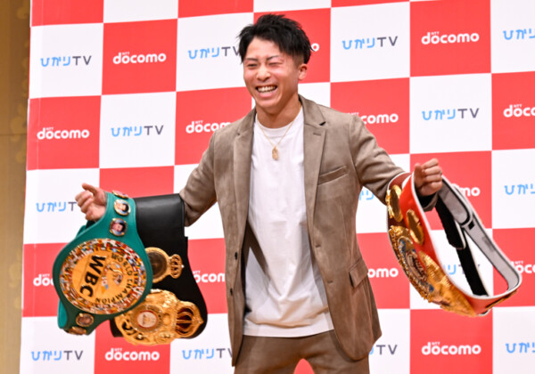 井上尚弥は統一に成功したバンタム級の4つのベルトの返上とスーパーバンタム級への挑戦を表明した(写真・山口裕朗）