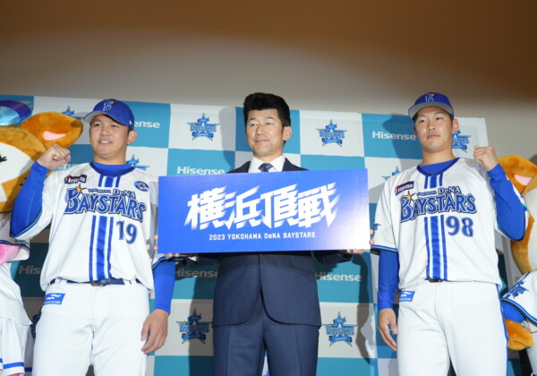横浜DeNAが斬新な新ホームユニホームとスローガン「横山頂戦」を発表した。写真左から山崎、三浦監督、京田（写真・横浜DeNA提供）