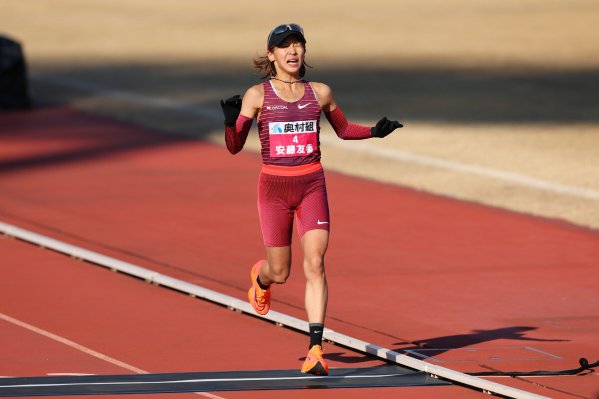 大阪女子マラソンで日本人トップとなる3位でゴールした安藤友香だが自己ベストの更新ならず笑顔はなかった（写真：森田直樹/アフロスポーツ）
