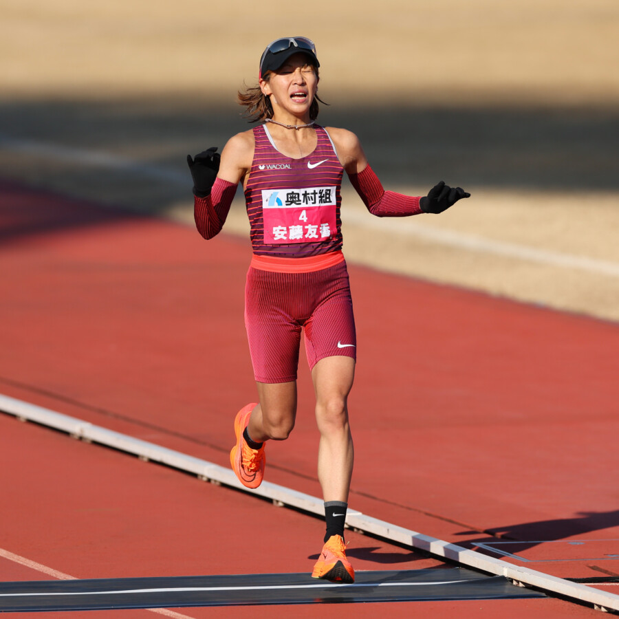 大阪女子マラソンで日本人トップとなる3位でゴールした安藤友香だが自己ベストの更新ならず笑顔はなかった（写真：森田直樹/アフロスポーツ）