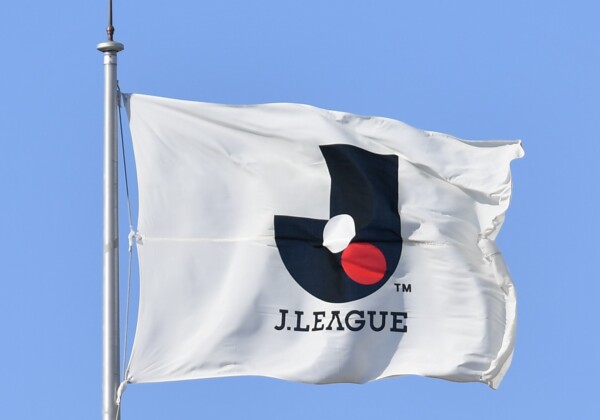 日本サッカー協会が誤審を認めた広島対札幌の問題シーンを投稿したJリーグのツイートが炎上騒ぎに(写真・アフロ）