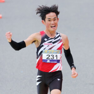 大阪マラソンで西山和弥が初マラソン日本最高記録となる2時間6分45秒で日本人トップの6位でゴール（写真：西村尚己/アフロスポーツ）