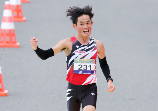 大阪マラソンで西山和弥が初マラソン日本最高記録となる2時間6分45秒で日本人トップの6位でゴール（写真：西村尚己/アフロスポーツ）