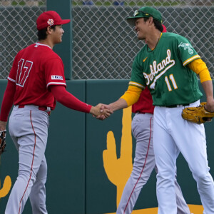 エンゼルスの大谷翔平とアスレチックスの藤浪晋太郎がオープン戦で実現した同級生対決を前に握手(写真・AP/アフロ）