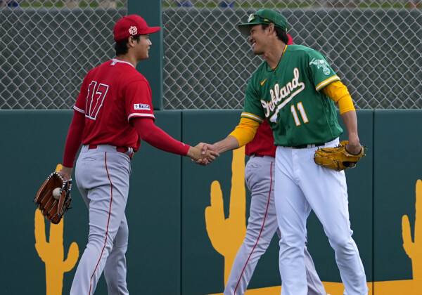エンゼルスの大谷翔平とアスレチックスの藤浪晋太郎がオープン戦で実現した同級生対決を前に握手(写真・AP/アフロ）