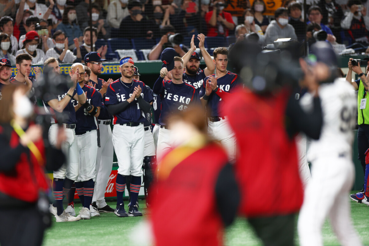 チェコのメンバーは2－10の大敗にもかかわらず敬意をこめて侍ジャパンに拍手を送った（写真：CTK Photo/アフロ）