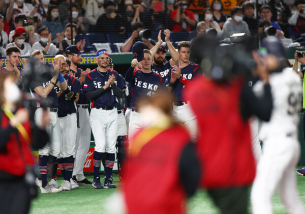 チェコのメンバーは2－10の大敗にもかかわらず敬意をこめて侍ジャパンに拍手を送った（写真：CTK Photo/アフロ）