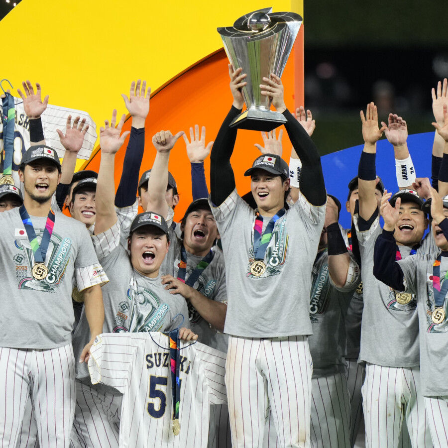 世界一を奪回した侍ジャパン。MVPの大谷翔平が優勝トロフィーを掲げる（写真：AP/アフロ）