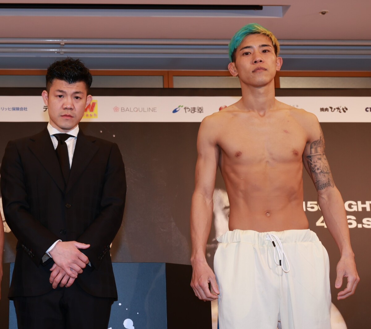 日本スーパーバンタム級3位の中川麦茶（右）が那須川天心に挑戦状を叩きつけた。左は大会プロモーターの亀田興毅氏（©︎3150FIGHT）
