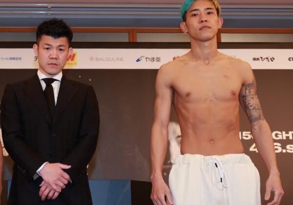 日本スーパーバンタム級3位の中川麦茶（右）が那須川天心に挑戦状を叩きつけた。左は大会プロモーターの亀田興毅氏（©︎3150FIGHT）
