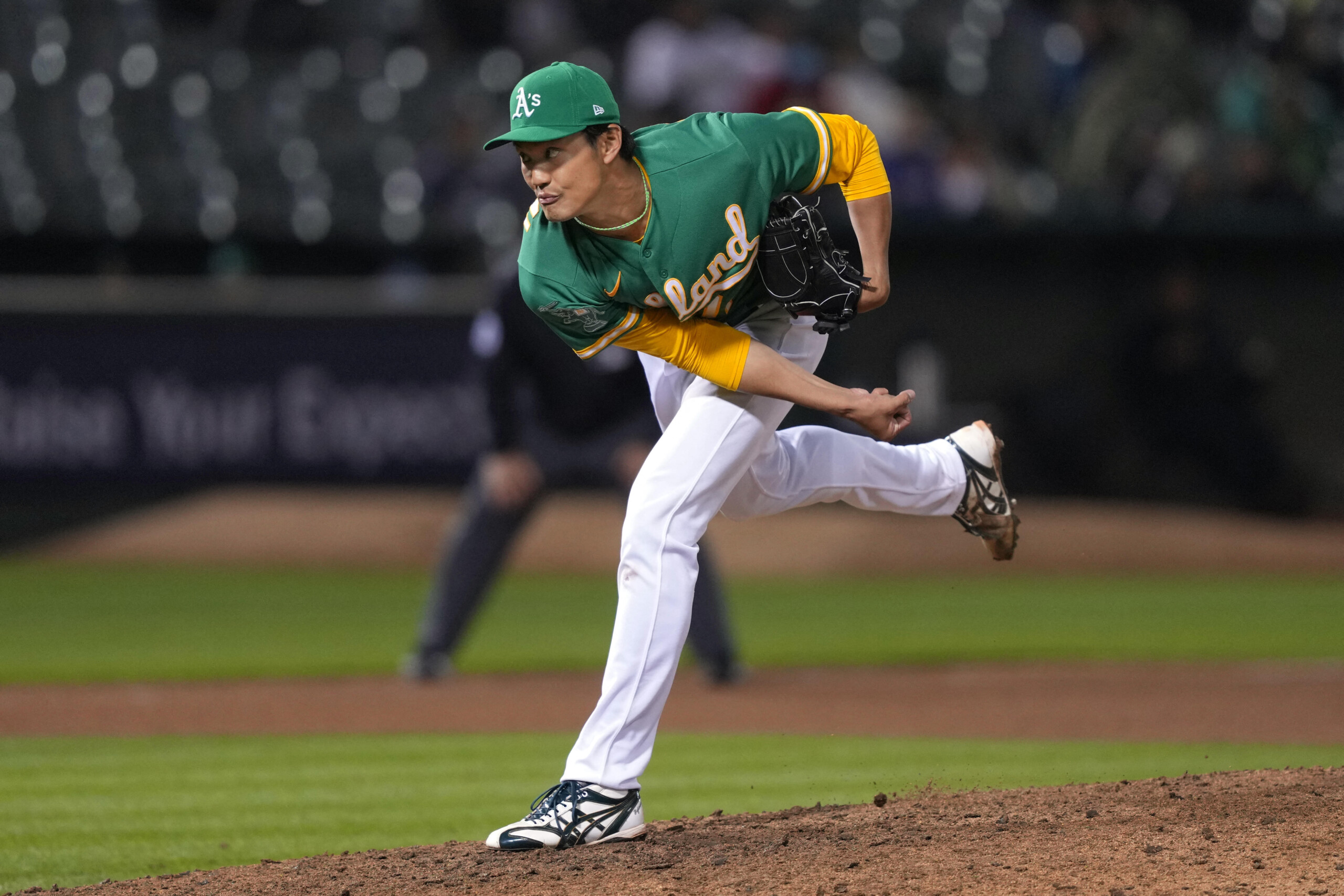 劇的メジャー初勝利の藤浪晋太郎はロッカーで「ビールかけ」の祝福を