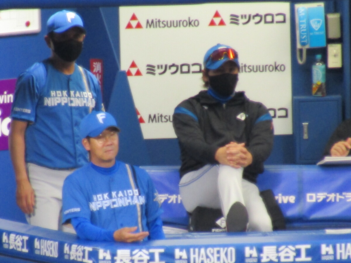 元阪神の“代打の神様”日ハムの八木打撃コーチ（左）に阪神と横浜DeNAの首位攻防戦の展望を聞いた