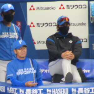 元阪神の“代打の神様”日ハムの八木打撃コーチ（左）に阪神と横浜DeNAの首位攻防戦の展望を聞いた
