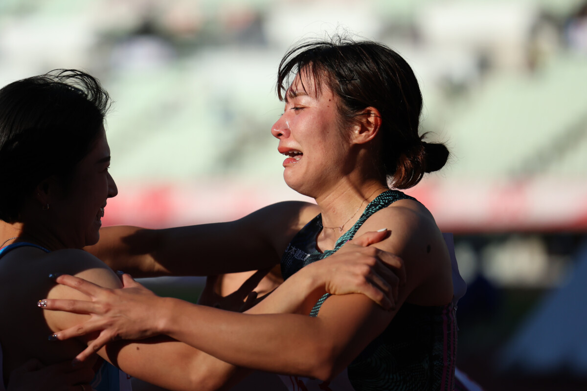 日本選手権の女子100mハードル決勝の誤表示問題で振り回され、世界陸上代表内定を逃した福部真子(右）は号泣した（写真：長田洋平/アフロスポーツ）