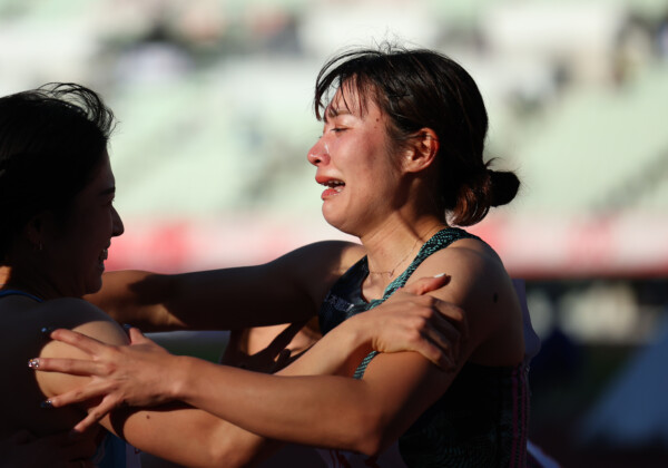 日本選手権の女子100mハードル決勝の誤表示問題で振り回され、世界陸上代表内定を逃した福部真子(右）は号泣した（写真：長田洋平/アフロスポーツ）