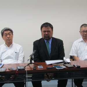 左からJBCの萩原理事長、平仲会長、日本プロボクシング協会のセレス小林会長