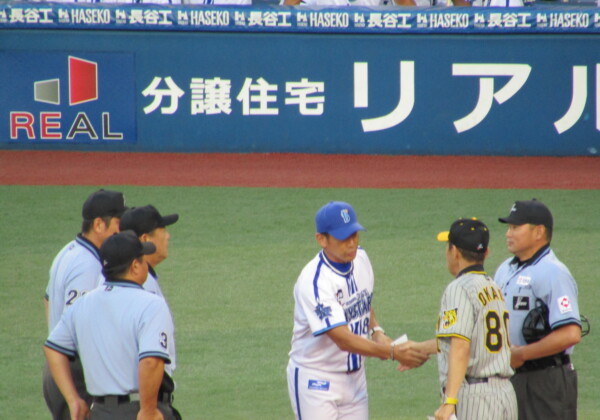 阪神の岡田監督は試合前のメンバー表交換時に行う恒例の審判団との握手を行わなかった（資料写真）