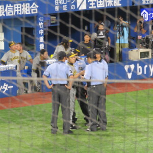 岡田監督が9回の熊谷の盗塁が京田のブロックにあったにもかかわらずリクエストによって覆ったことに猛抗議