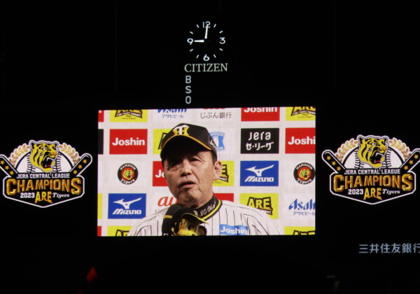 ユーモアに富んだ岡田監督の優勝インタビューはファンを喜ばせた