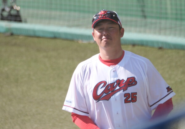 カープの新井監督が神采配を見せて連勝でCSファーストS突破を決めた（資料写真・黒田史夫）