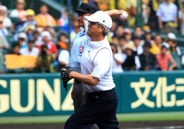 広島OBの達川光男が阪神ファンの批判を受けた“下剋上発言”の真意を説明した（写真は2019年の夏の甲子園決勝での始球式：岡沢克郎/アフロ）