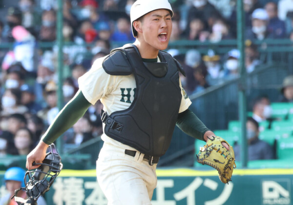 阪神はドラフトでセンバツ準Vの報徳学園で主将を務めた堀柊那捕手を狙う（写真・東京スポーツ/アフロ）