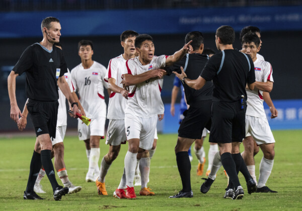 日本に敗れた北朝鮮の選手が血相を変えて審判団に詰め寄った（写真・AP/アフロ）
