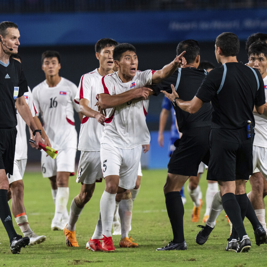 スタッフを威嚇し、審判に詰め寄るなどの“暴挙”を繰り返した北朝鮮のプレーに対して日本サッカー協会が意見書を提出（写真・AP/アフロ）