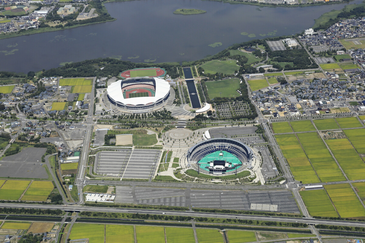 来季からNPBのイースタンリーグに新規参入する新潟アルビレックスの本拠地「HARD OFF ECOスタジアム新潟」（右下）は約3万人を収容可能（写真・アフロ）