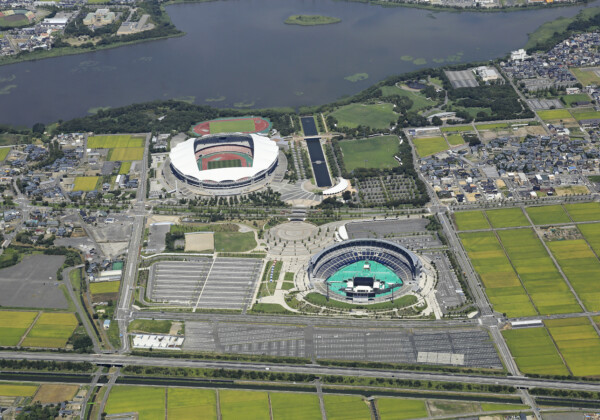 来季からNPBのイースタンリーグに新規参入する新潟アルビレックスの本拠地「HARD OFF ECOスタジアム新潟」（右下）は約3万人を収容可能（写真・アフロ）