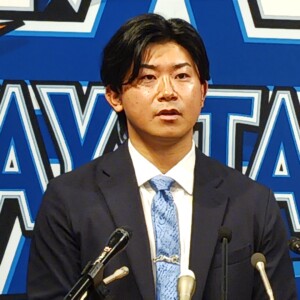 ポスティングによる米挑戦が正式決定した横浜DeNAの今永が横浜スタジアム内で会見を行った