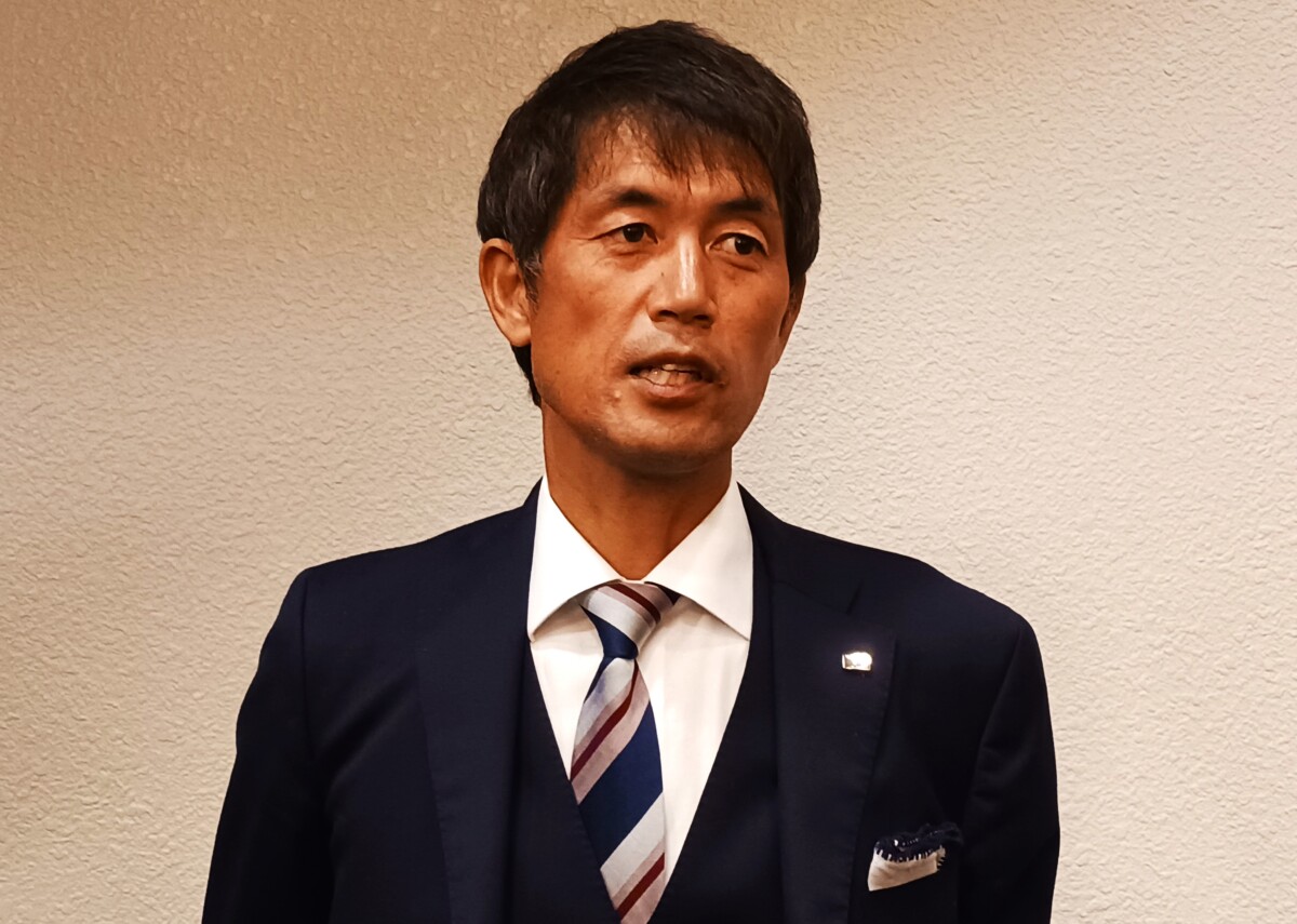 パリ五輪アジア二次予選から帰国したなでしこジャパンの池田監督が成田で取材に応じた
