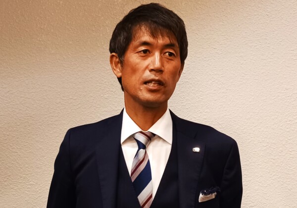 パリ五輪アジア二次予選から帰国したなでしこジャパンの池田監督が成田で取材に応じた