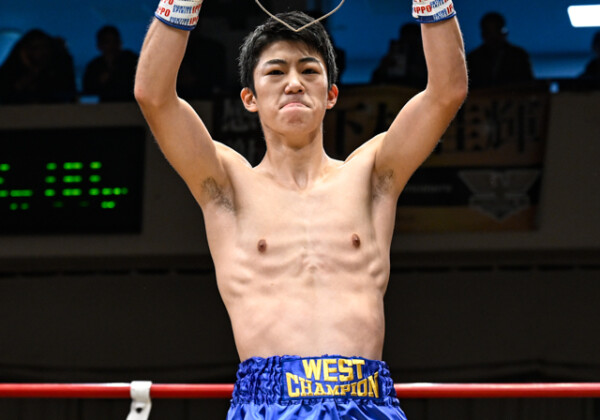 衝撃の116秒KOで全日本新人王のMVPを獲得した武藤涼太。8日に他界した松田会長の遺影を掲げた（写真・山口裕朗）