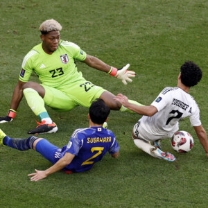 アジア杯で日本がイラクに1－2で敗れた。GKの鈴木彩艶が2失点（写真・ロイター/アフロ）