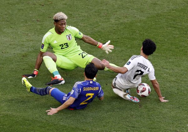 アジア杯で日本がイラクに1－2で敗れた。GKの鈴木彩艶が2失点（写真・ロイター/アフロ）